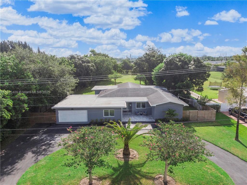 224 E Acre Dr, Plantation, Miami-Dade County, Florida - 5 Bedrooms  
3 Bathrooms - 