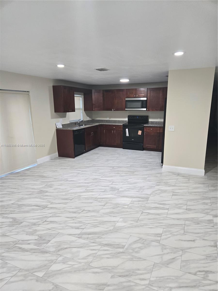 HOLLYWOOD TERRACE AMEN PL - Residential Lease