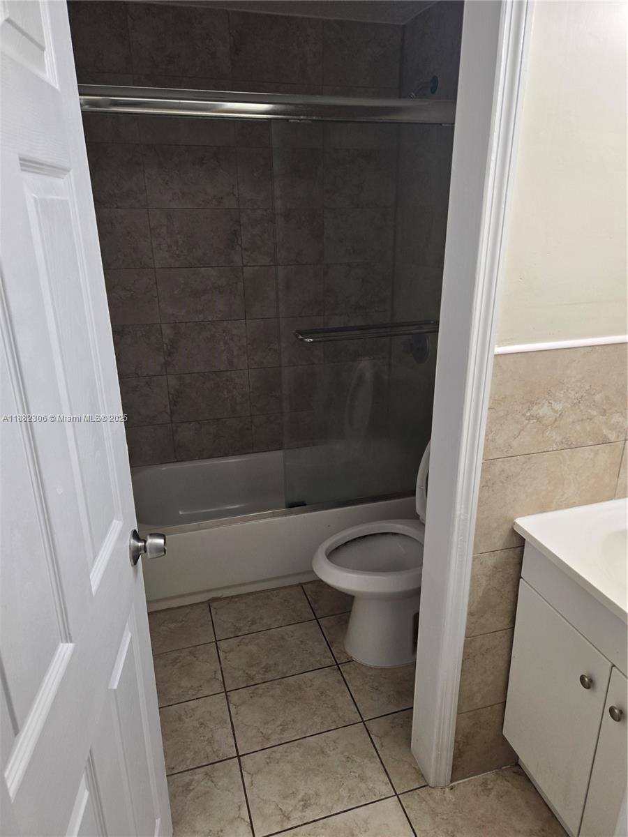 HOLLYWOOD TERRACE AMEN PL - Residential Lease