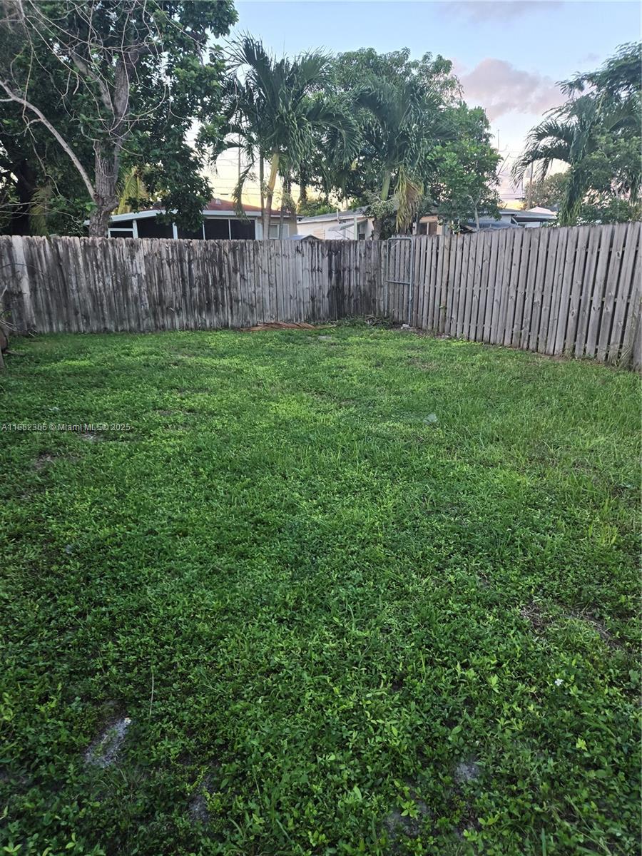HOLLYWOOD TERRACE AMEN PL - Residential Lease