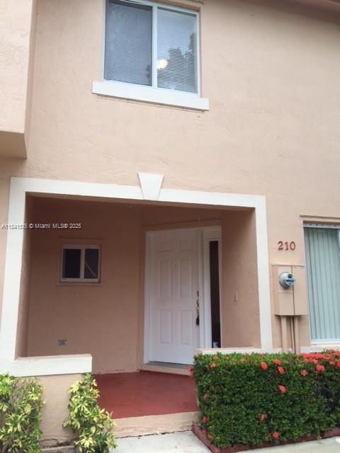Bright and Spacious 3 bed and 2.5 bathrooms Townhouse in Riviera, private enclosed patio, ready to move in, laminated floors upstairs, freshly painted, amazing school district, easy access to expressways.