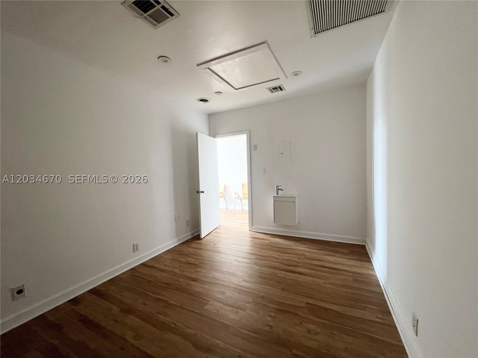 44 E OAKLAND PARK BLVD 44