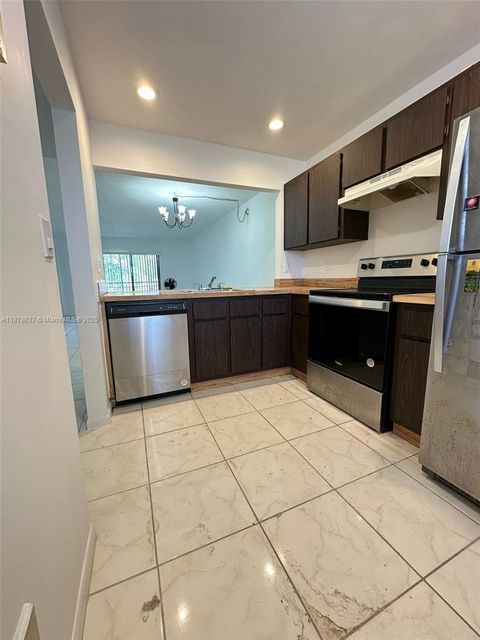 861 NE 209th Ter 203 Miami FL 33179