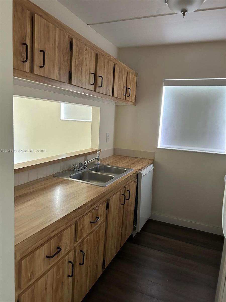 1 bed Unit with washer and dryer inside, 1 parking space assign and plenty of guest parking in front on the unit. Investor's friendly.