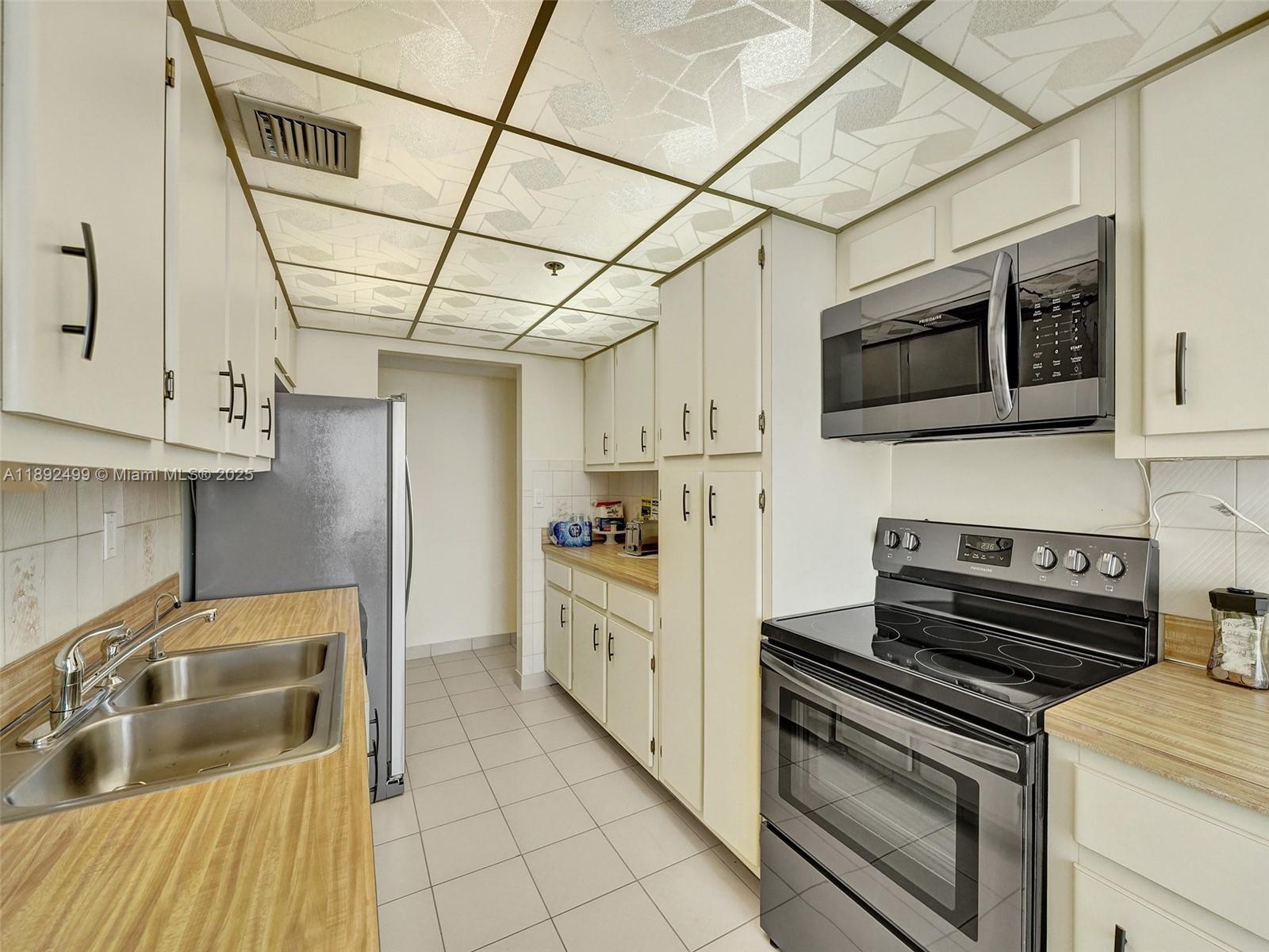 WINSTON TOWERS 600 CONDO - Residential Lease