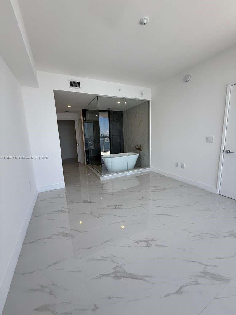 ARIA RESERVE SOUTH TOWER - Residential Lease