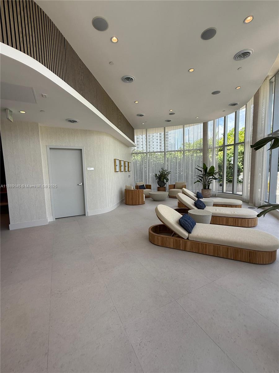 ARIA RESERVE SOUTH TOWER - Residential Lease