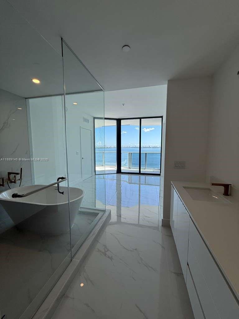 ARIA RESERVE SOUTH TOWER - Residential Lease