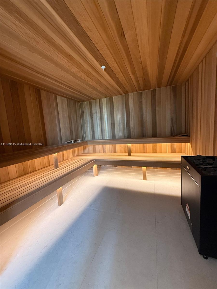 ARIA RESERVE SOUTH TOWER - Residential Lease