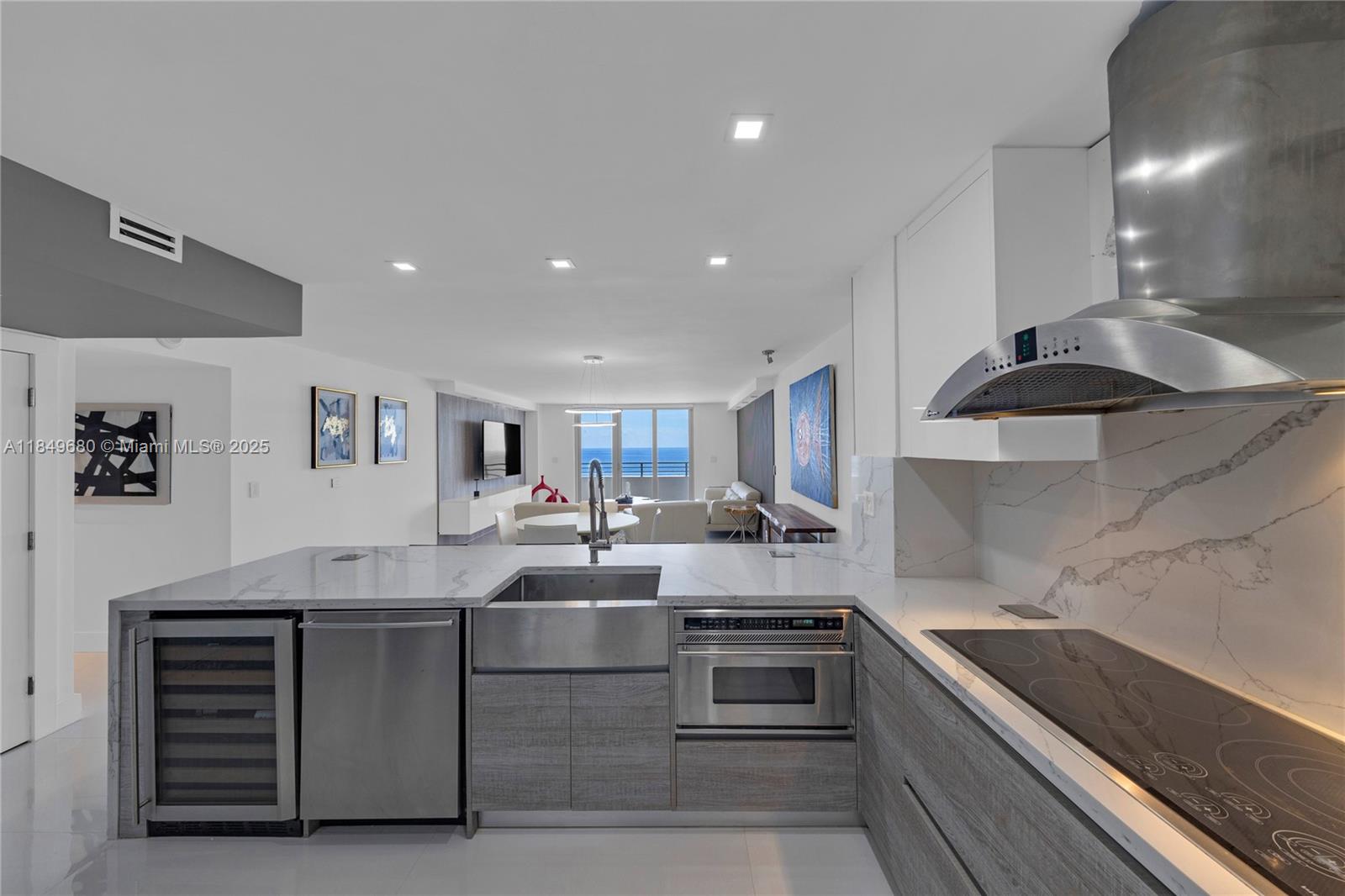 5555 Collins Ave 11D