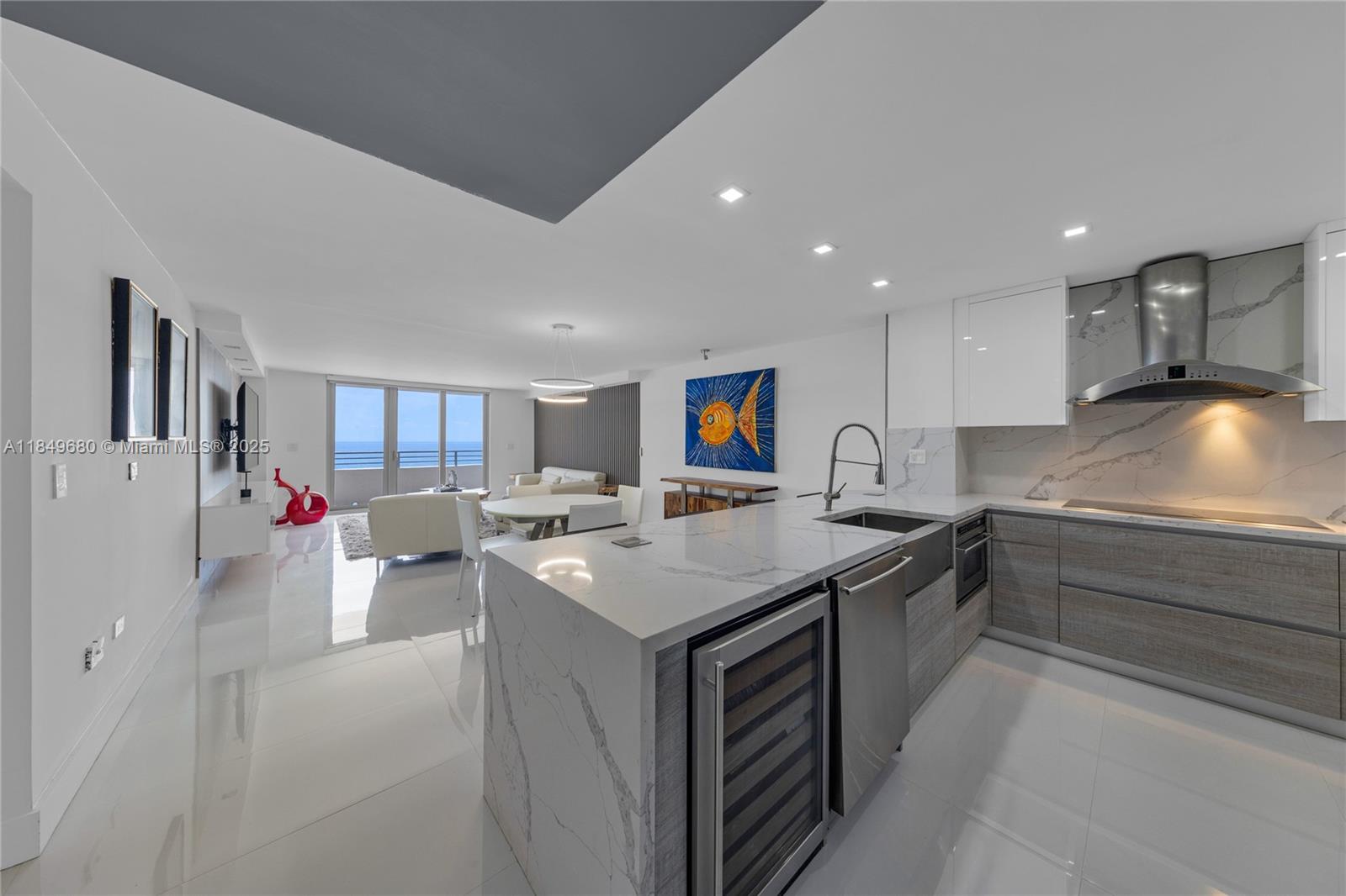 5555 Collins Ave 11D
