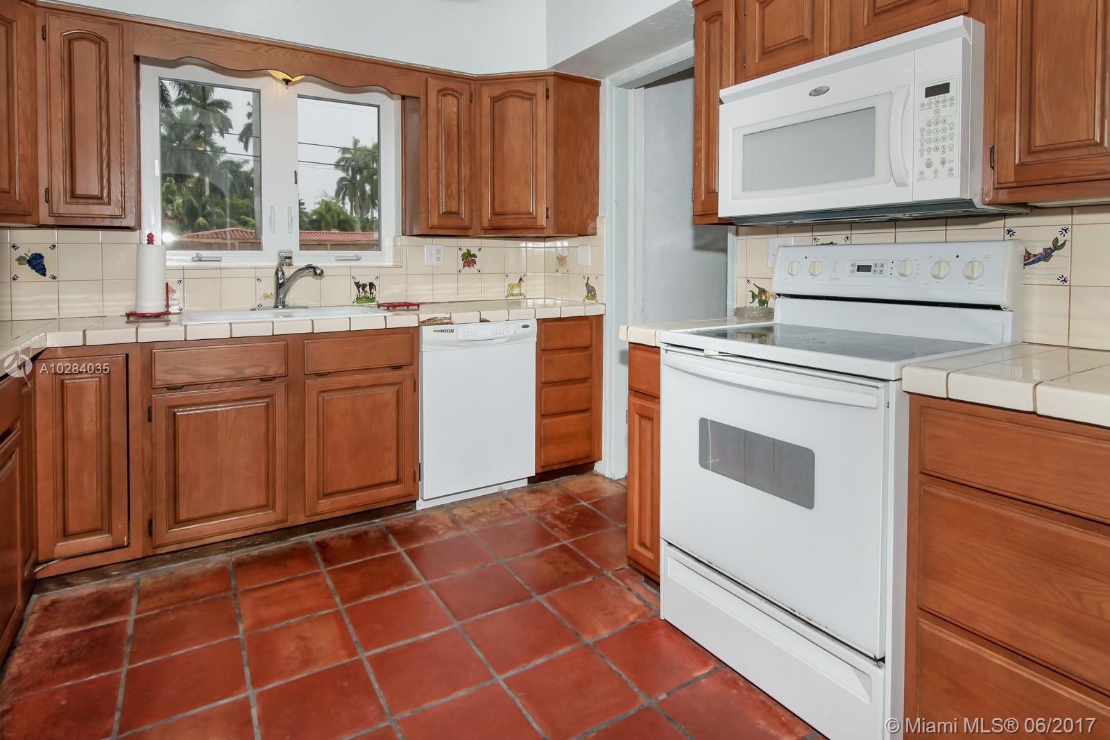 HOLLYWOOD LAKES SEC - Residential