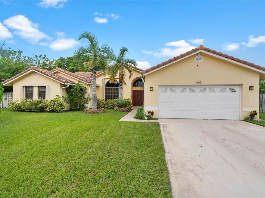 This extraordinary, beautiful 2,697 sq. ft., 4/3 custom built home in Weston has it all (NO HOA). Located in a toprated school district (A+), it’s situated at the end of a cul-de-sac on a 15,702 sq. ft. lot. The home boasts an
expansive and private backyard with a screened-in pool, fire pit, fruit trees, and more. Enjoy an updated kitchen
with wood cabinetry, granite countertops, and stainless steel appliances. All three bathrooms are renovated, and
the home features tile and wood flooring throughout. The property includes new A/C, accordion shutters, new pool
heater, plug in generator setup, and a 2-car garage. A $360/year membership to the Bonaventure Town Center is
required, offering access to a gym, pools, theatre, basketball and tennis courts, bowling lanes, and more!