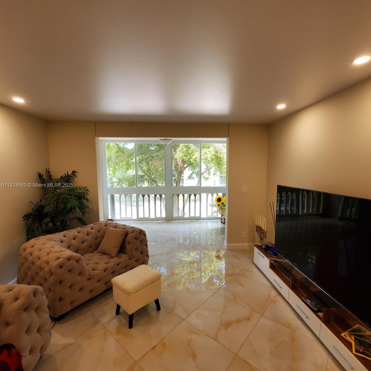 900 NE 12th Ave 306, Hallandale Beach, FL, 33009/$199,999 1 900 NE 12th Ave 306