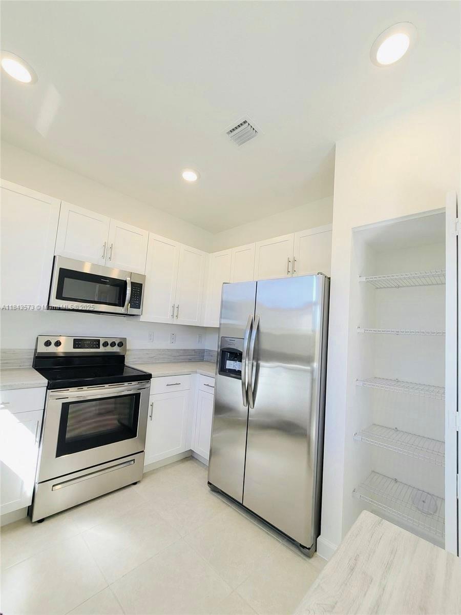 D & B SUBDIVISION - Residential Lease