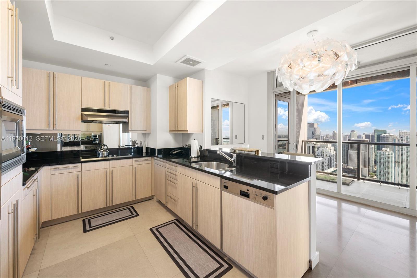 FOUR SEASONS RESIDENCES - Residential