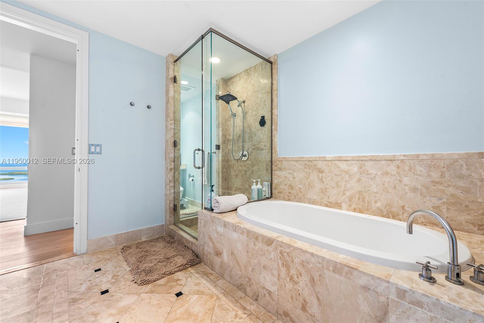 FOUR SEASONS RESIDENCES - Residential