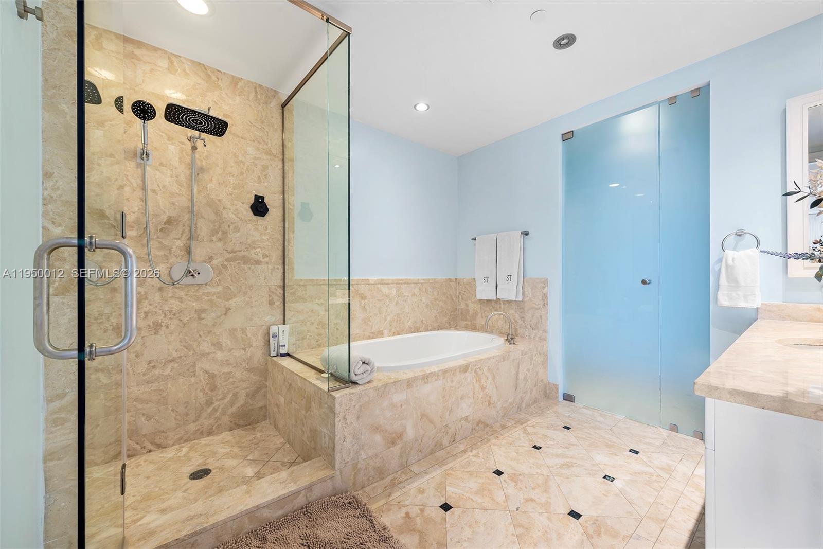 FOUR SEASONS RESIDENCES - Residential