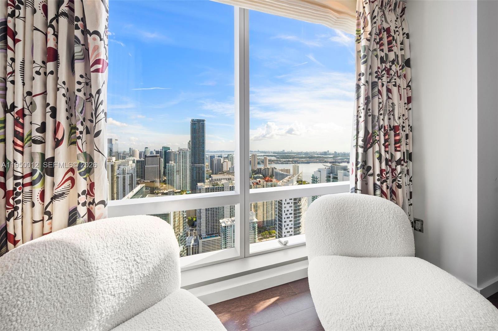 FOUR SEASONS RESIDENCES - Residential