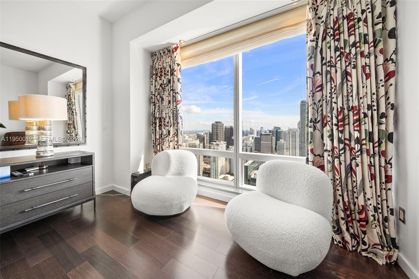 FOUR SEASONS RESIDENCES - Residential