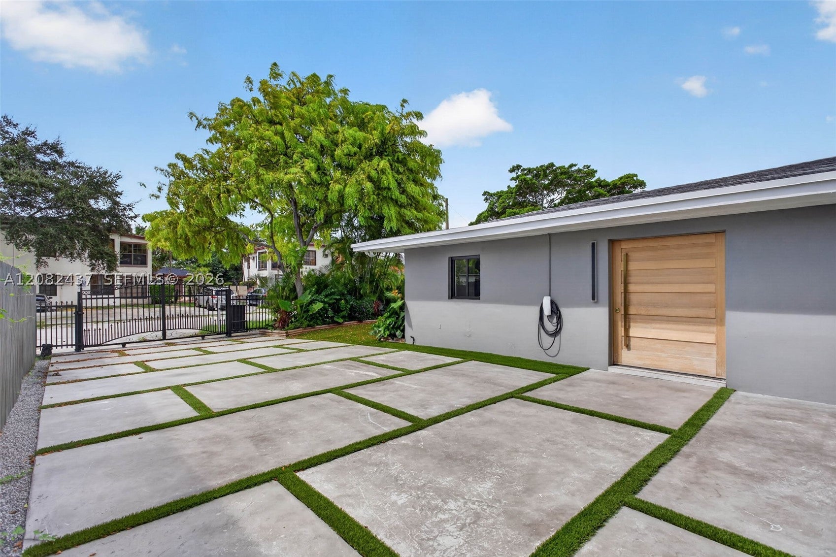 1215 NE 110th St