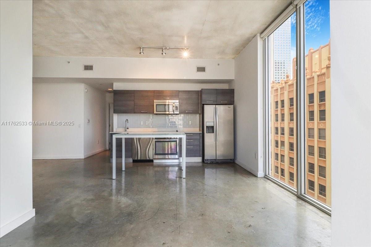 151 SE 1st St 1011