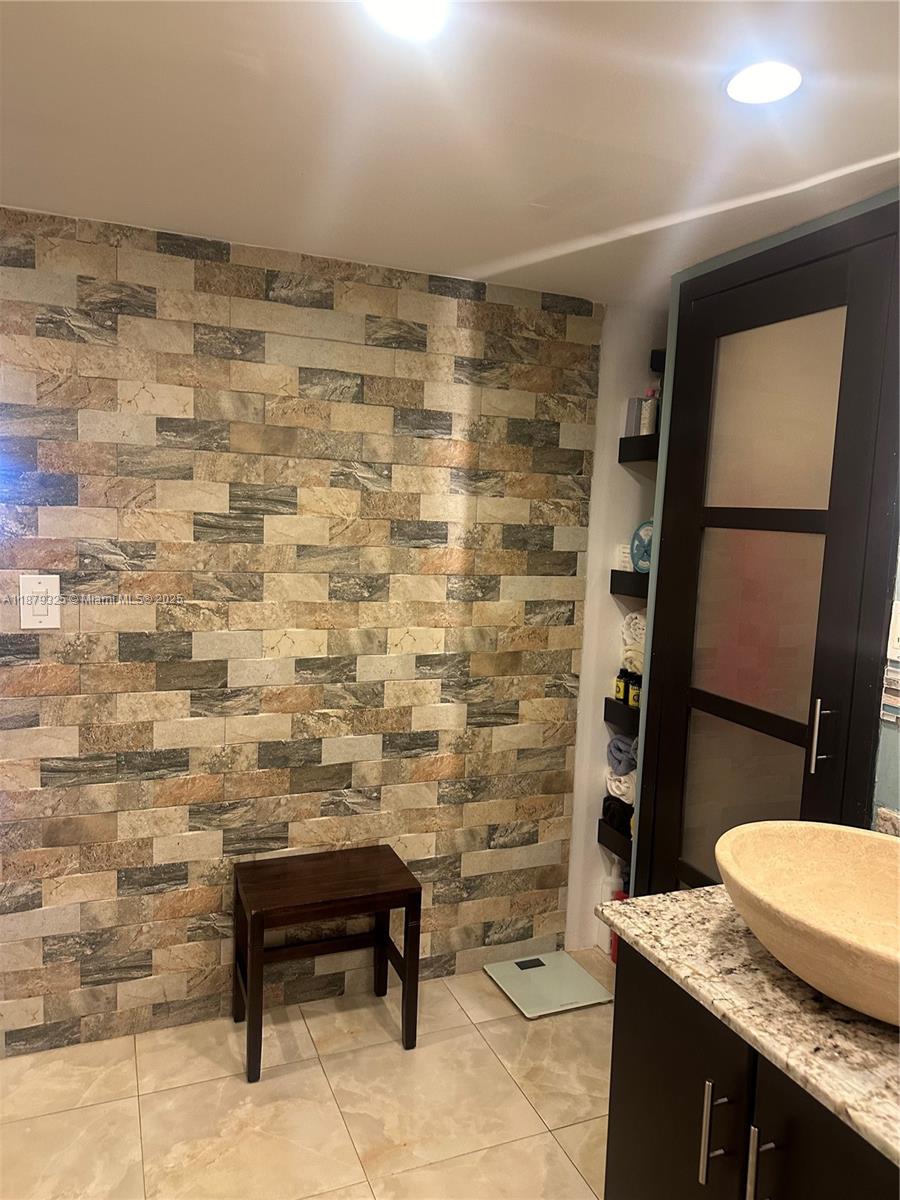 ALLINGTON TOWERS NORTH CO - Residential Lease