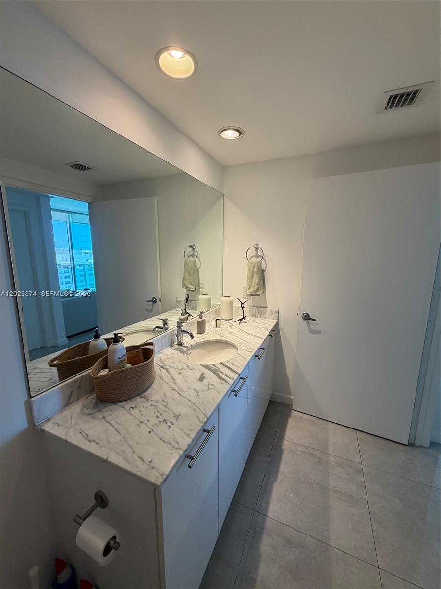 THE PLAZA 901 BRICKELL CO - Residential Lease