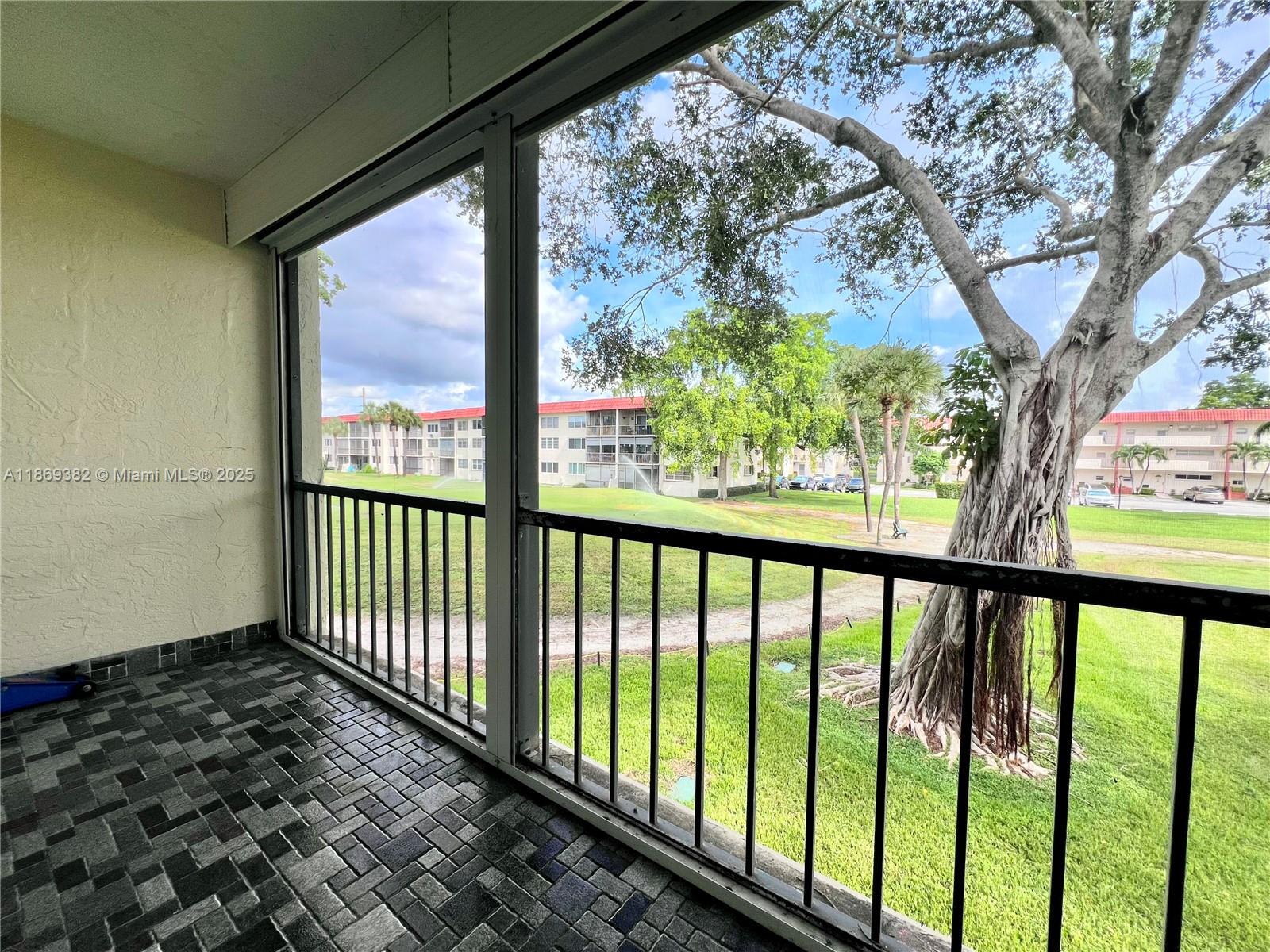 HOLLYBROOK GOLF AND - Residential Lease