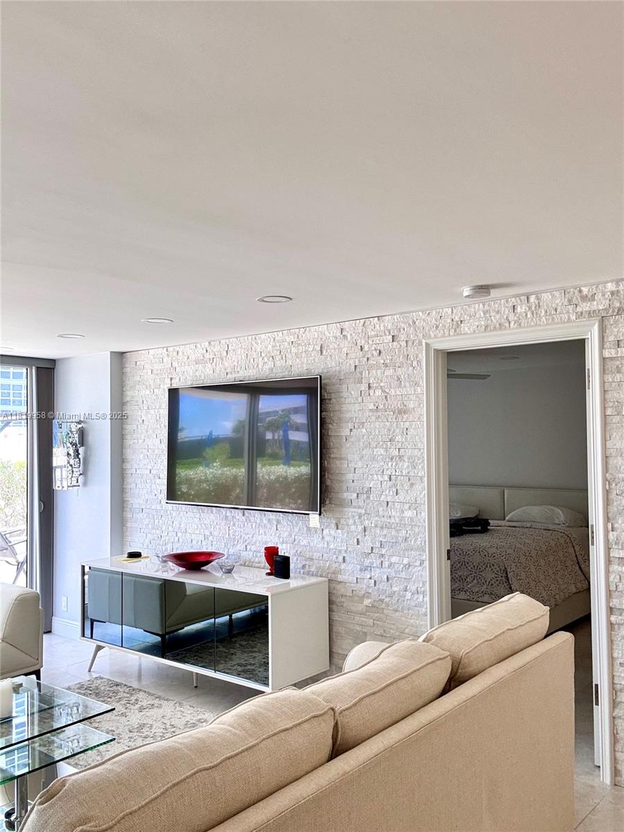 SILVER THATCH ATLANTIC PL - Residential