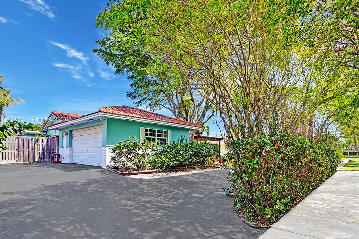 HOLLYWOOD GOLF ESTATES SE - Residential