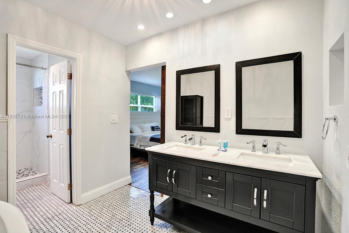 HOLLYWOOD GOLF ESTATES SE - Residential