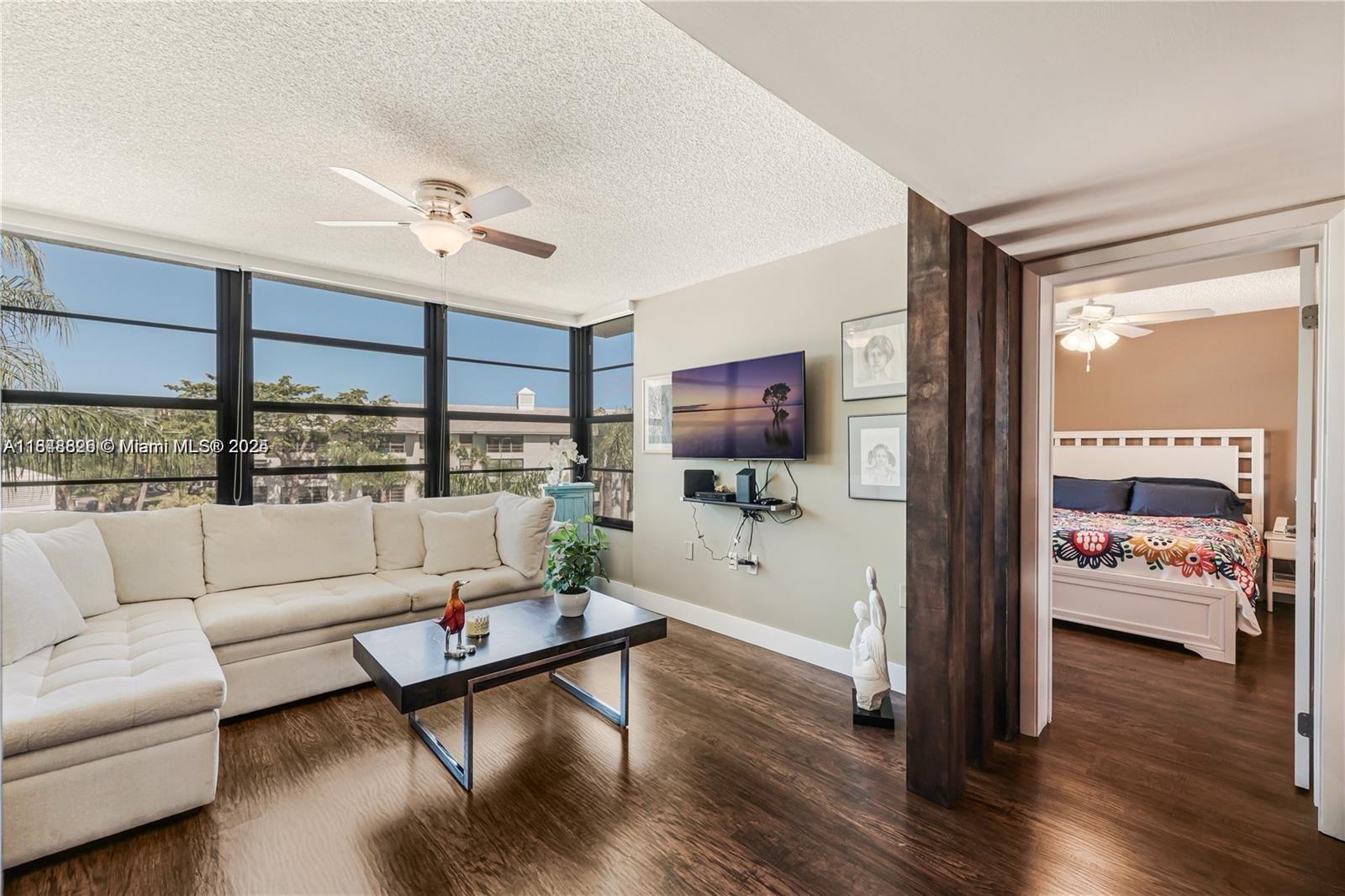 1719 Whitehall Dr 406, Davie, FL, 33324/$310,000 3 1719 Whitehall Dr 406