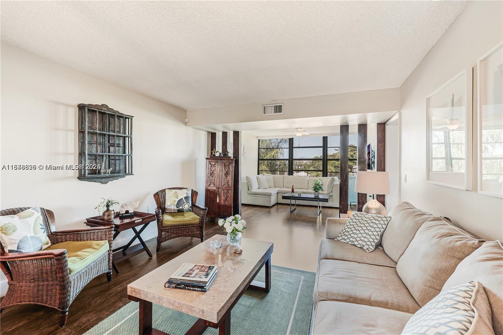 1719 Whitehall Dr 406, Davie, FL, 33324/$310,000 1 1719 Whitehall Dr 406