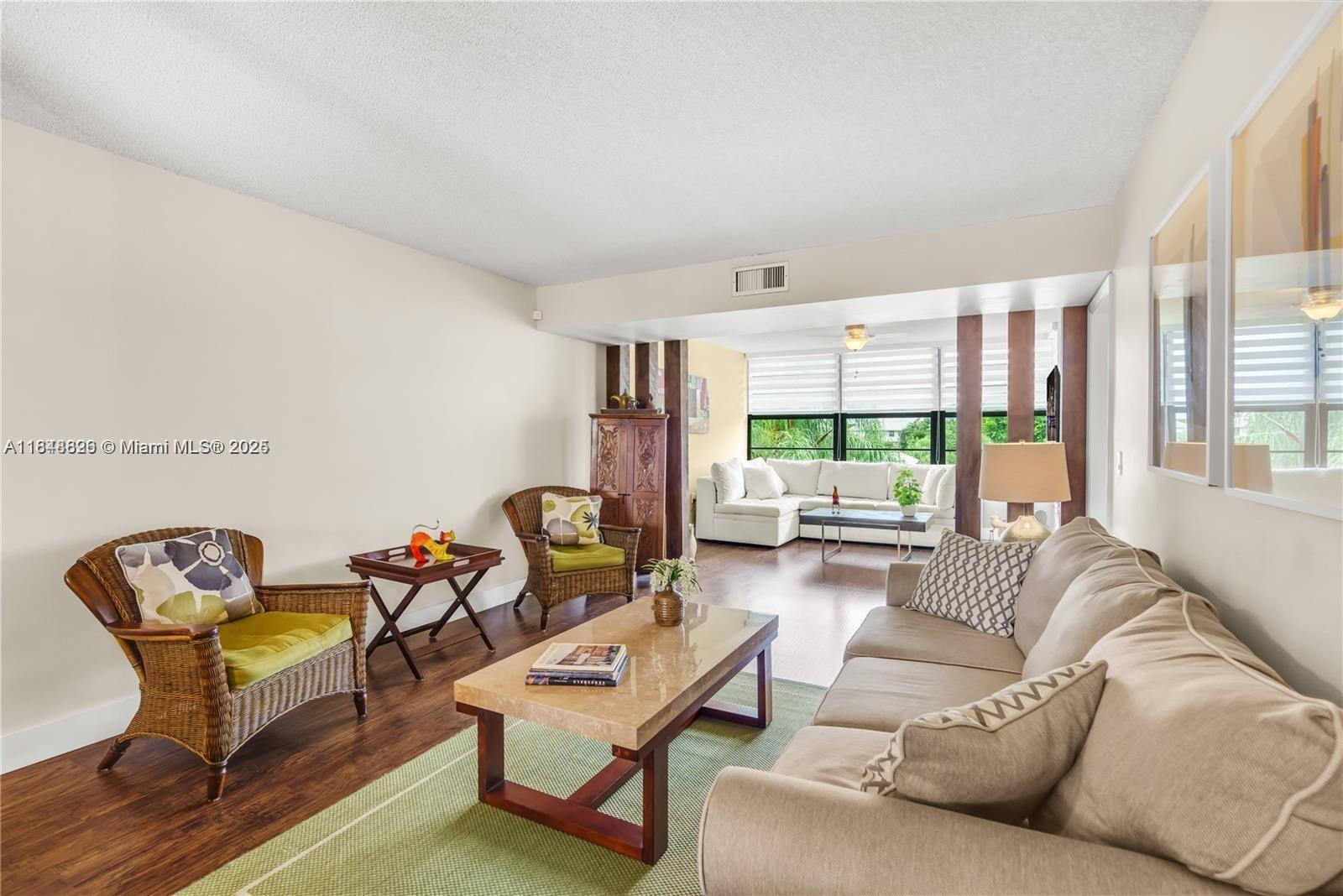 1719 Whitehall Dr 406, Davie, FL, 33324/$310,000 4 1719 Whitehall Dr 406