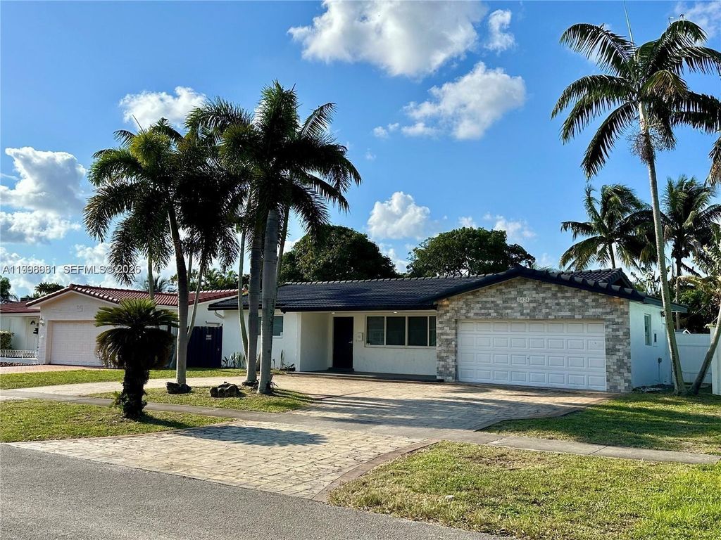 Photo of 5424 Garfield St, Hollywood, FL 33021 (MLS # A11998681)