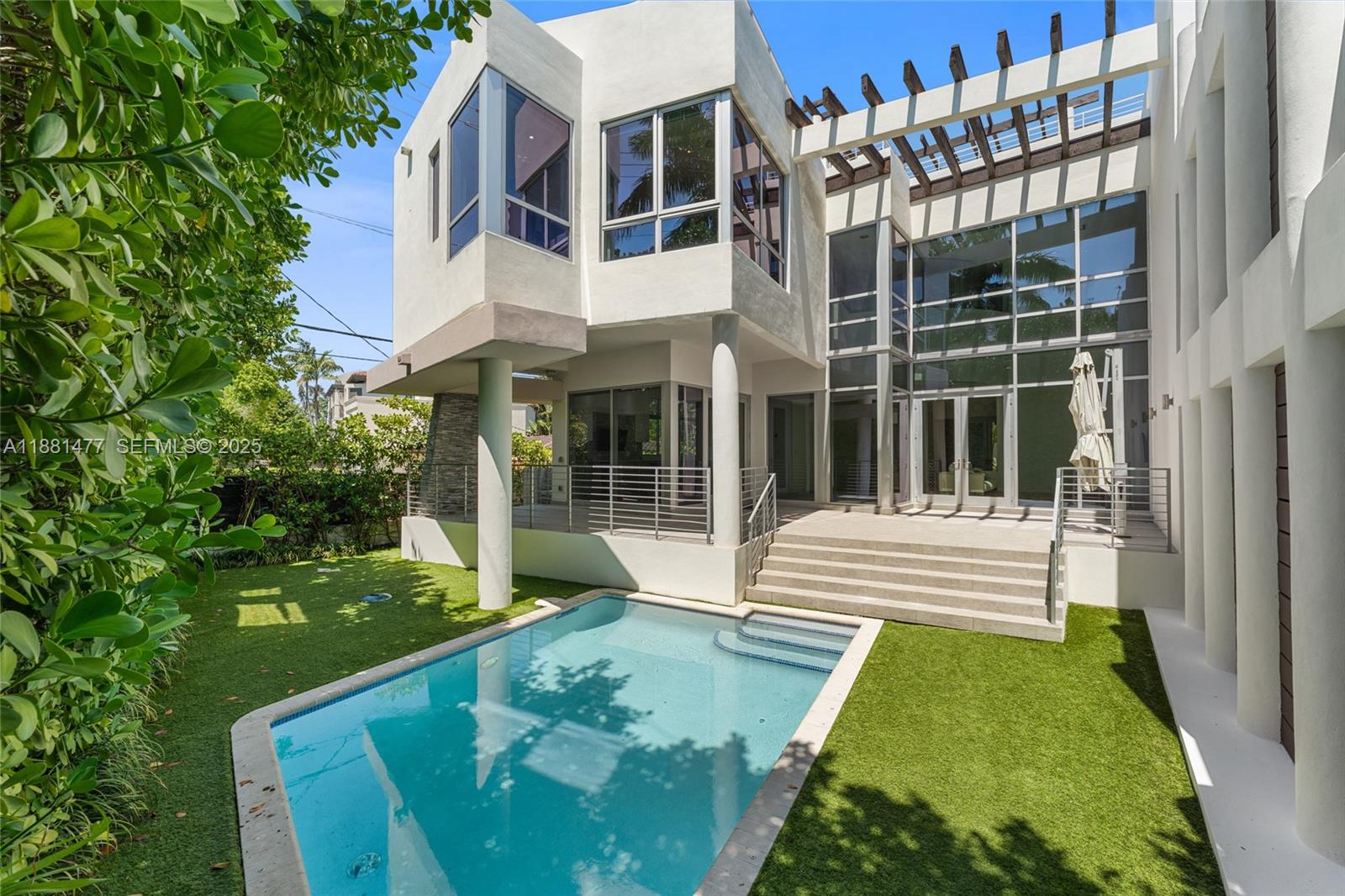 544-548 FERNWOOD CONDO - Residential