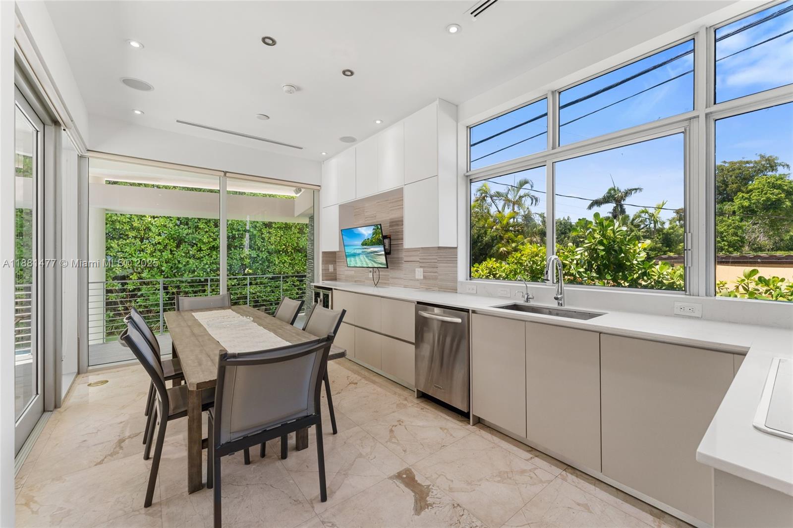 544-548 FERNWOOD CONDO - Residential