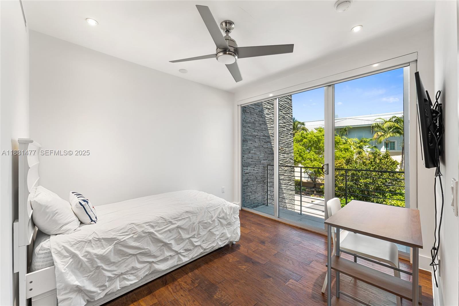 544-548 FERNWOOD CONDO - Residential