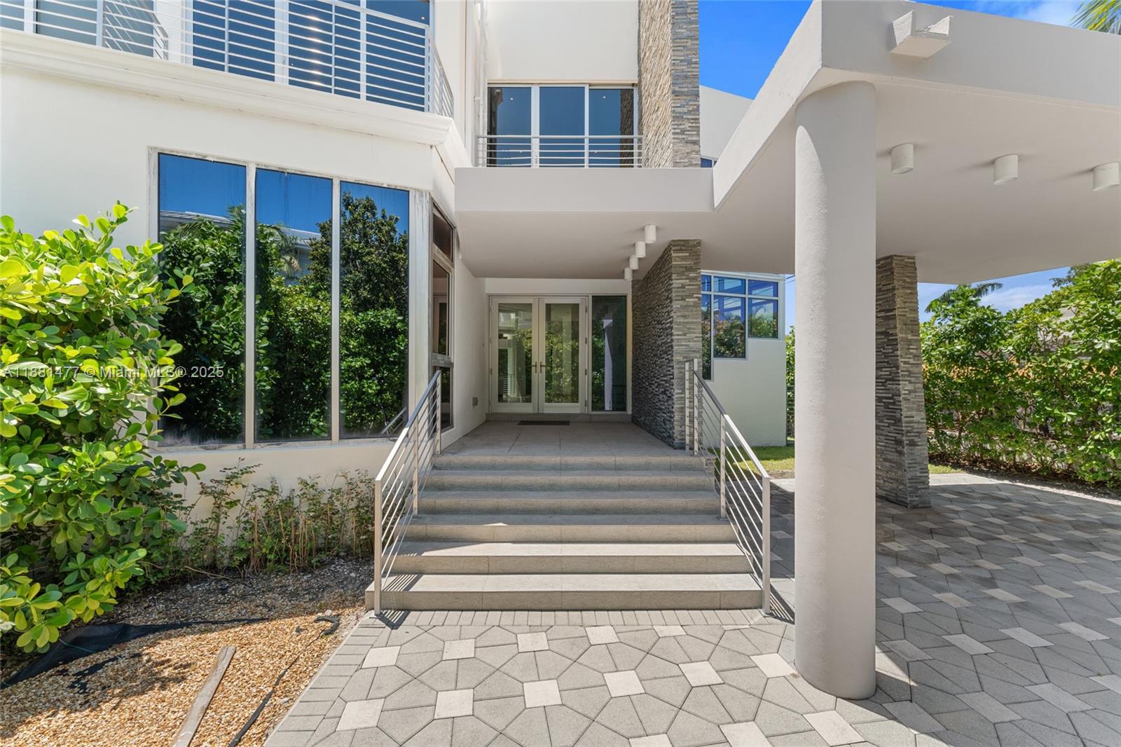 544-548 FERNWOOD CONDO - Residential