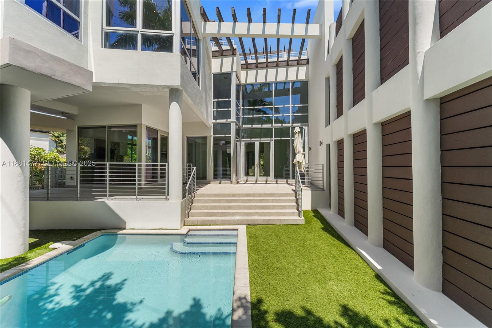 544-548 FERNWOOD CONDO - Residential