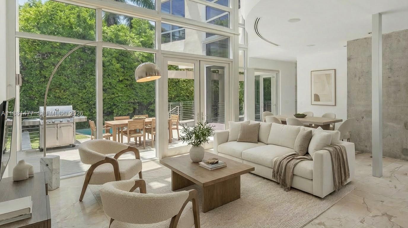 544-548 FERNWOOD CONDO - Residential