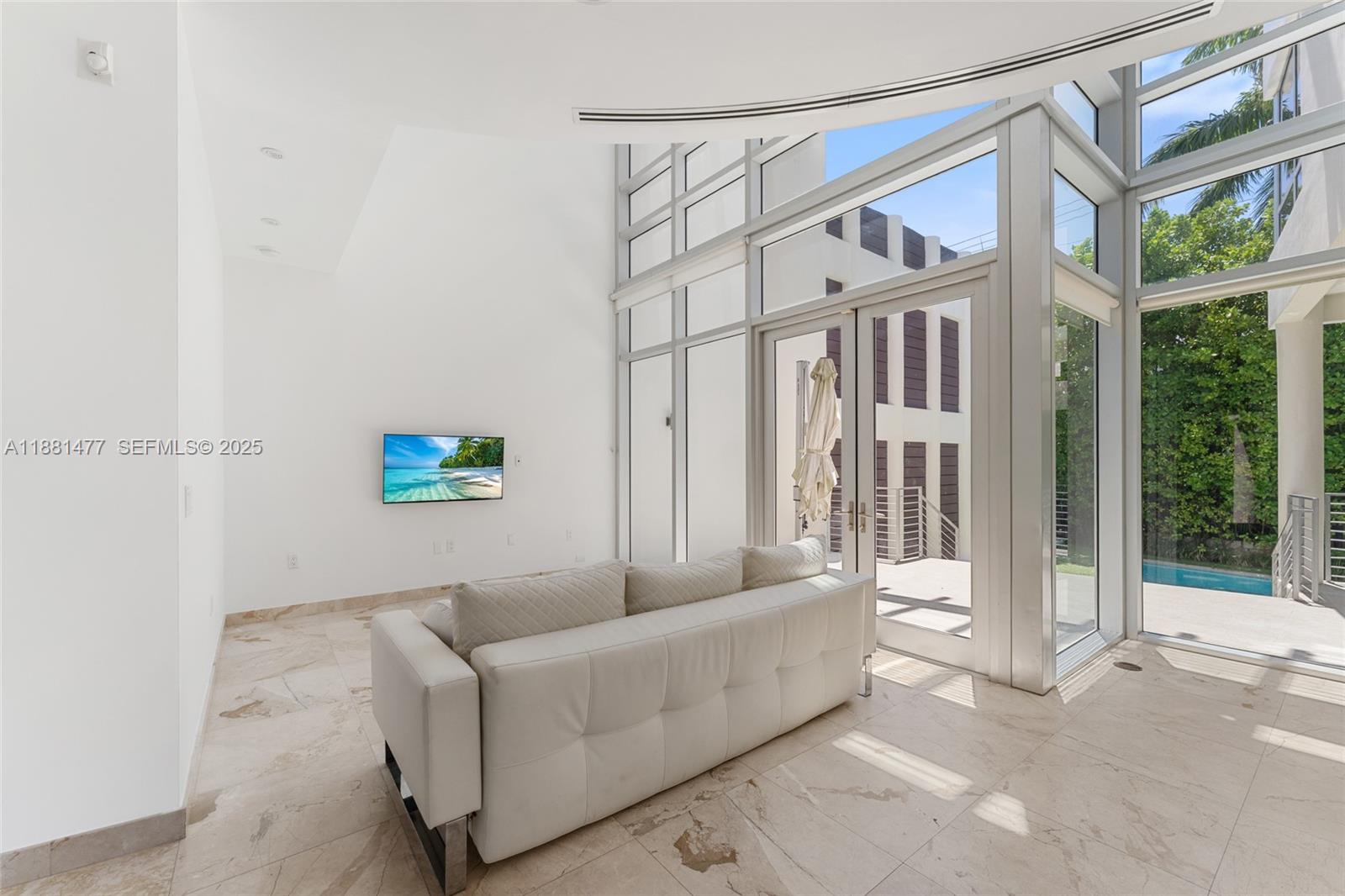 544-548 FERNWOOD CONDO - Residential