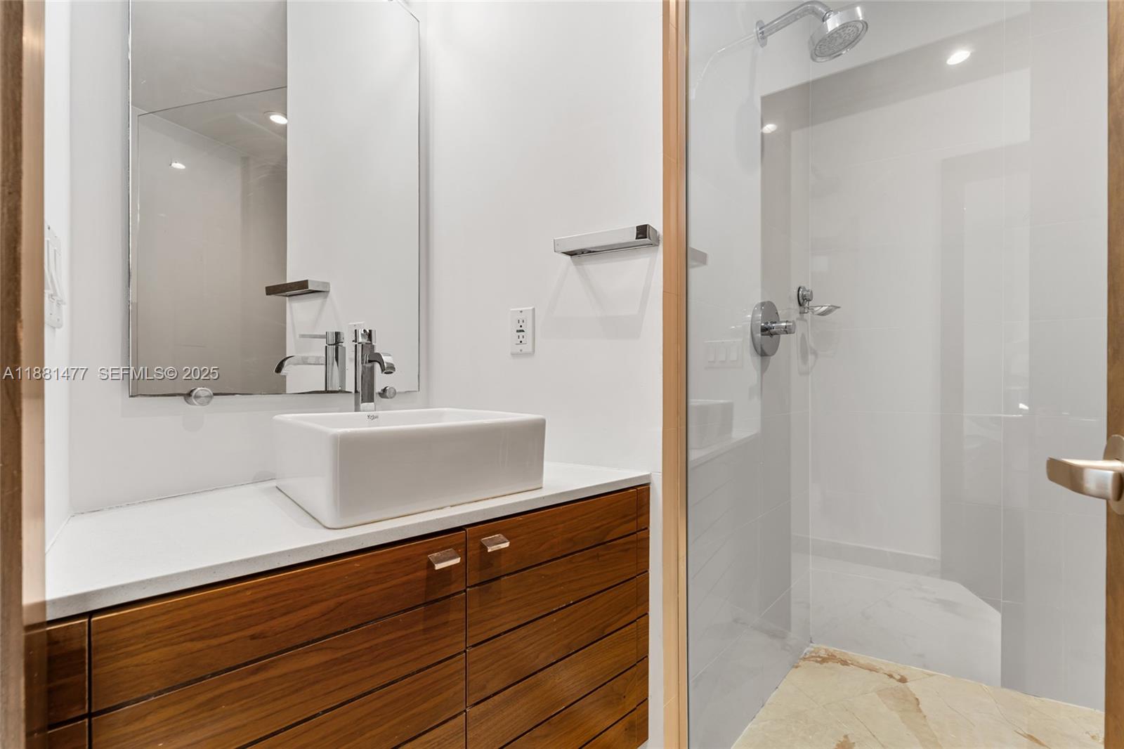 544-548 FERNWOOD CONDO - Residential