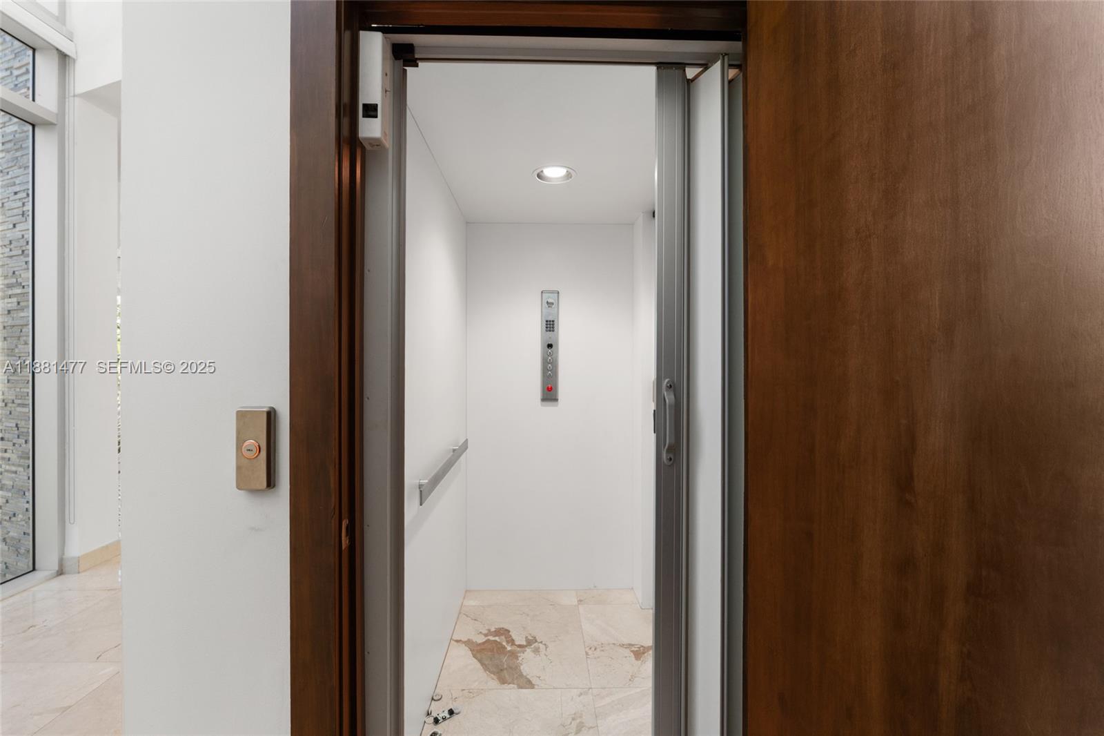 544-548 FERNWOOD CONDO - Residential