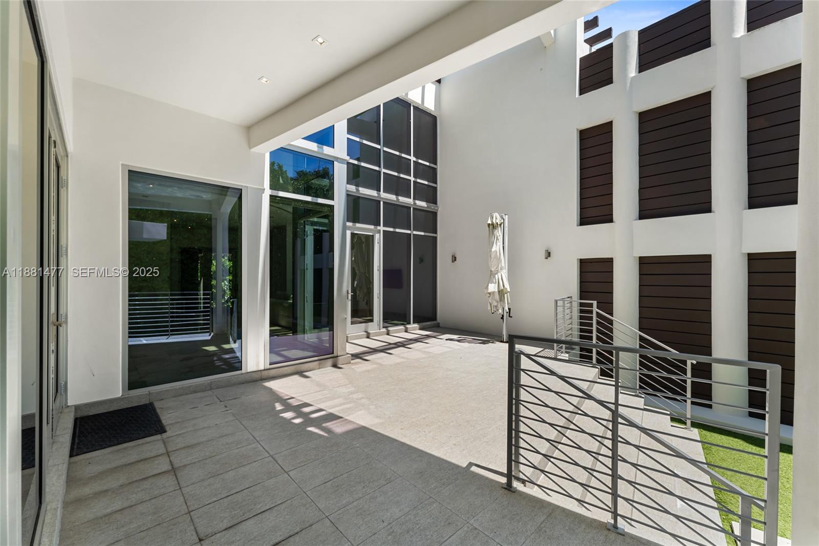 544-548 FERNWOOD CONDO - Residential