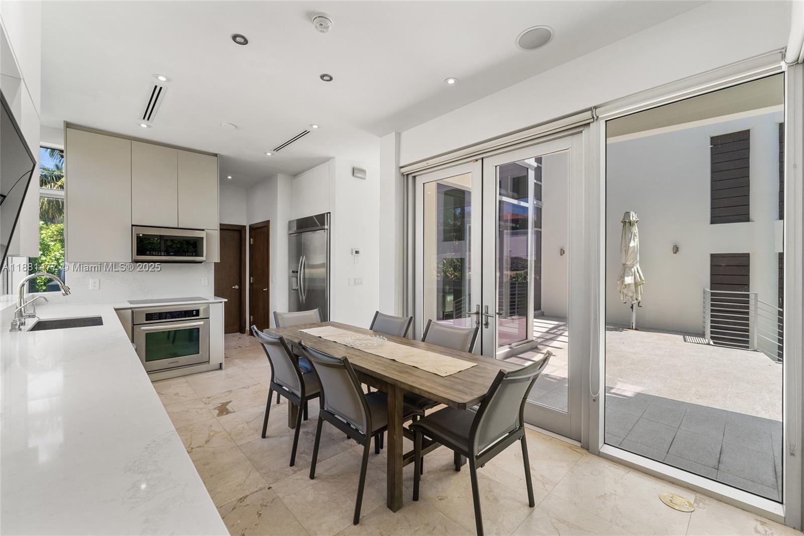 544-548 FERNWOOD CONDO - Residential