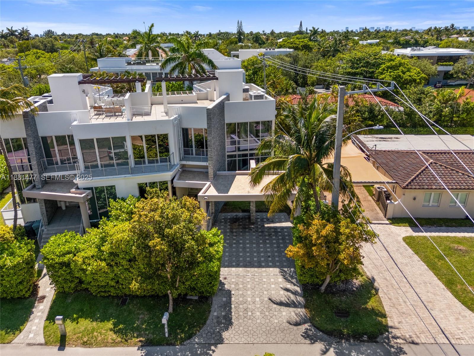 544-548 FERNWOOD CONDO - Residential