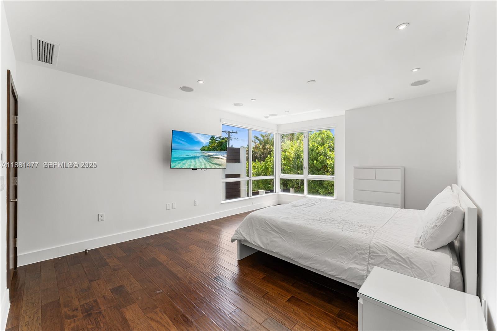 544-548 FERNWOOD CONDO - Residential