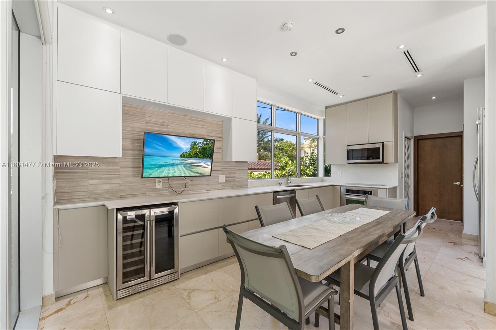 544-548 FERNWOOD CONDO - Residential